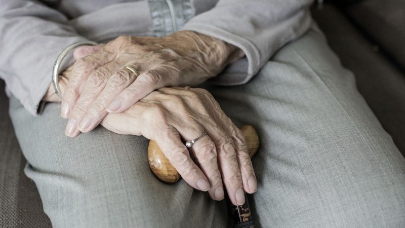 Anziani a rischio Covid19: “Se si vogliono salvare il sistema sanitario garantisca assistenza e cure”